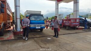 Saat provan menertipkan di Pon SPBU Malili