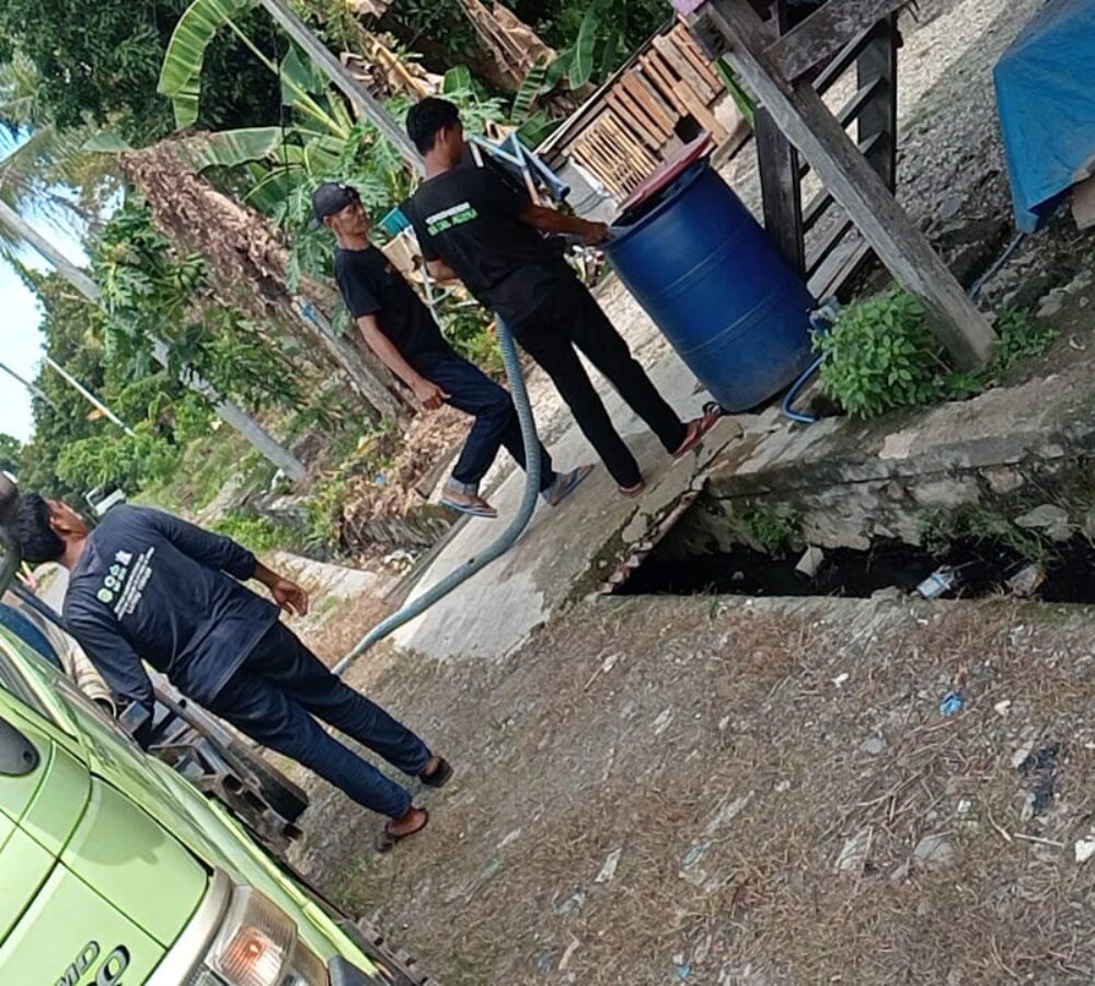menyalurkan air bersih menggunakan mobil tangki PDAM selama proses perbaikan