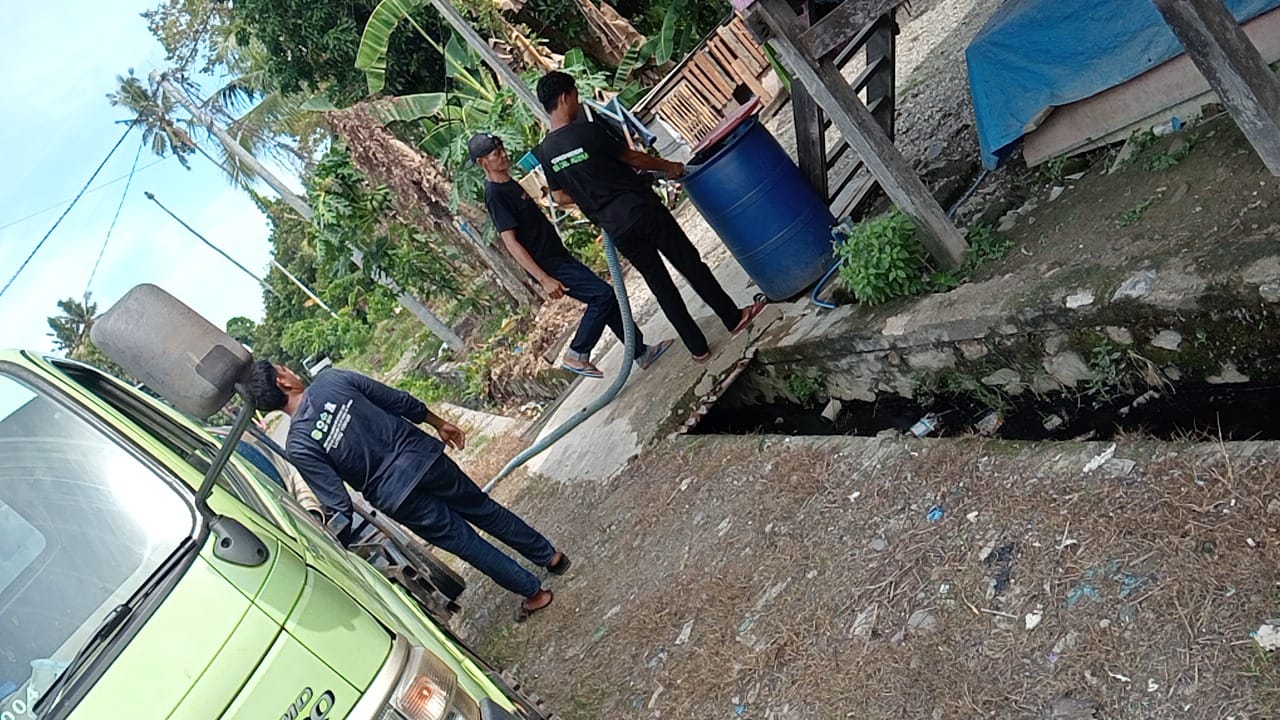 menyalurkan air bersih menggunakan mobil tangki PDAM selama proses perbaikan