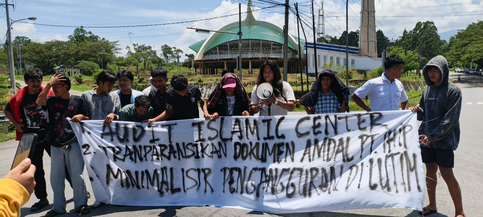 Lokasi simpang tiga poros Trans dan arah pelabuhan Pt. Vale Balantang