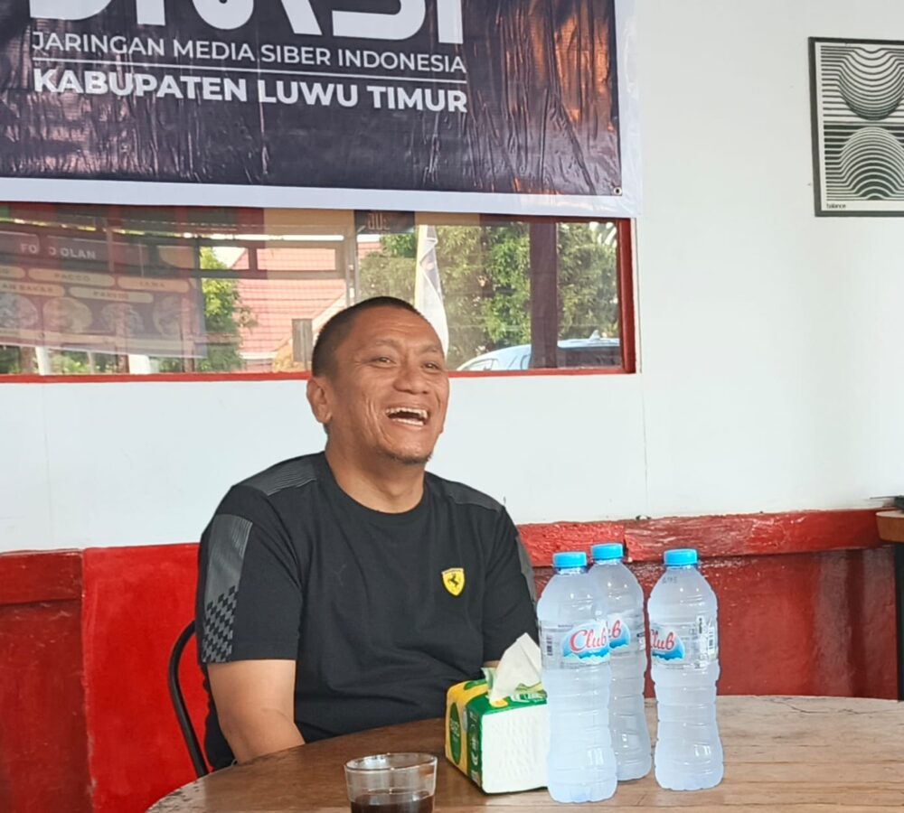 Pertemuan dengan suasana lepas, Bupati dan Pengurus JMSI Luwu Timur, di Warkop Qlan Puncak Indah Malili