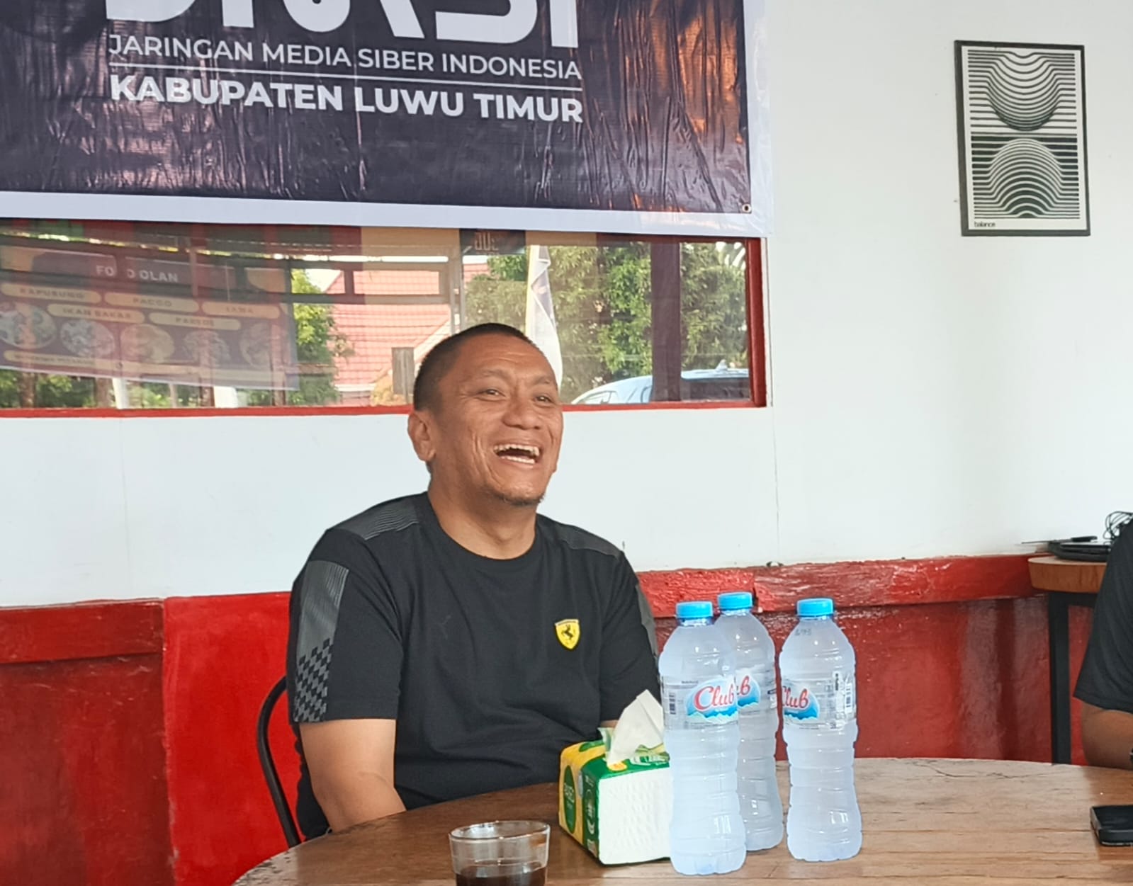 Pertemuan dengan suasana lepas, Bupati dan Pengurus JMSI Luwu Timur, di Warkop Qlan Puncak Indah Malili
