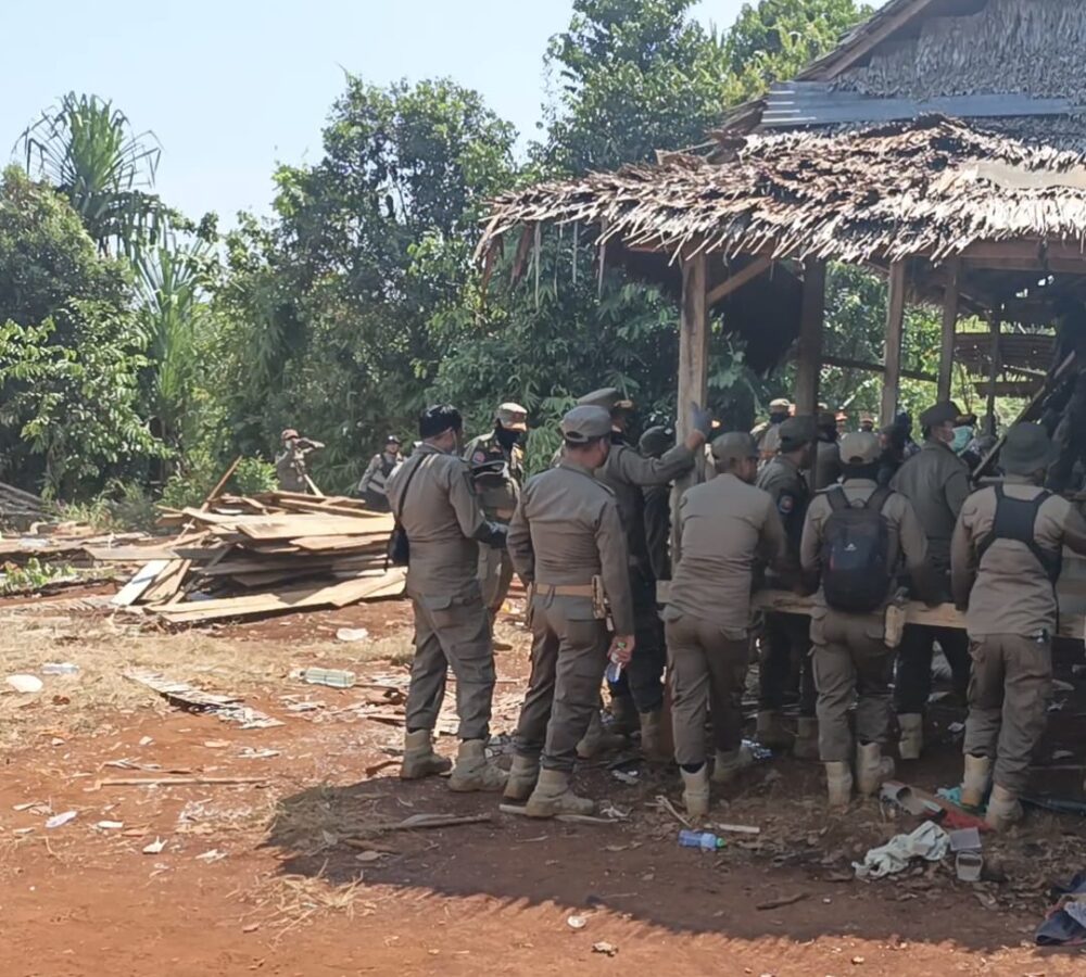 Petugas Satpol-PP mengumpulkan material sisa bongkaran pondok di Dusun Laoli Lampia untuk diamankan di Kantor Desa Harapan agar bisa diambil kembali oleh pemiliknya